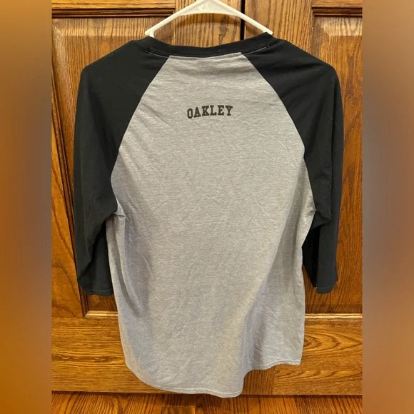Oakley Women’s shirt size small - Picture 3 of 3